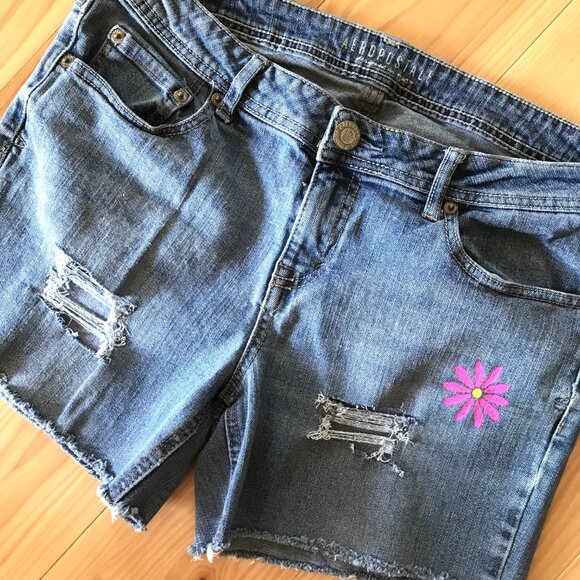 Ripped Jean Cutoffs, Size 10 (Junior): Upcycled Painted Grunge Cut-Off Shorts - Picture 9 of 12